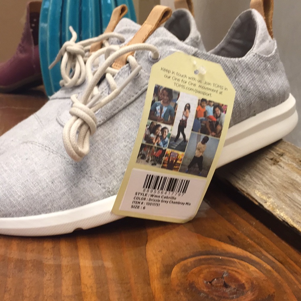 Brand new with tag and box toms cabriole sneaker - Picture 2 of 5